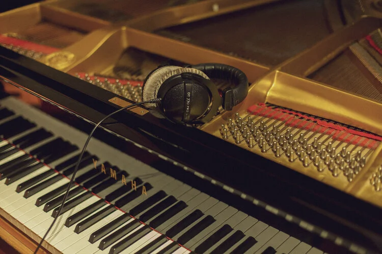 Yamaha C7 piano and instruments at Studio Eole